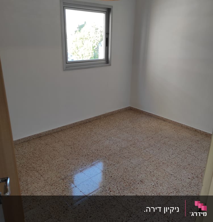 חדר ריק עם רצפה נקייה ומבריקה